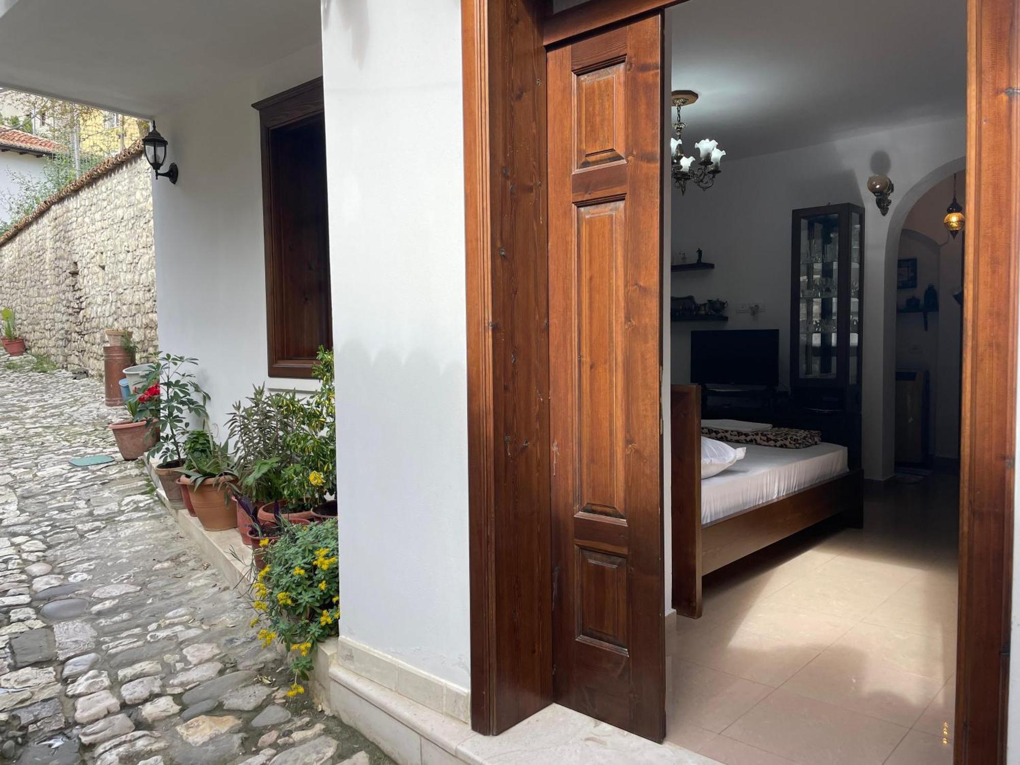 Apartment Altin In Old Town Berat Zewnętrze zdjęcie