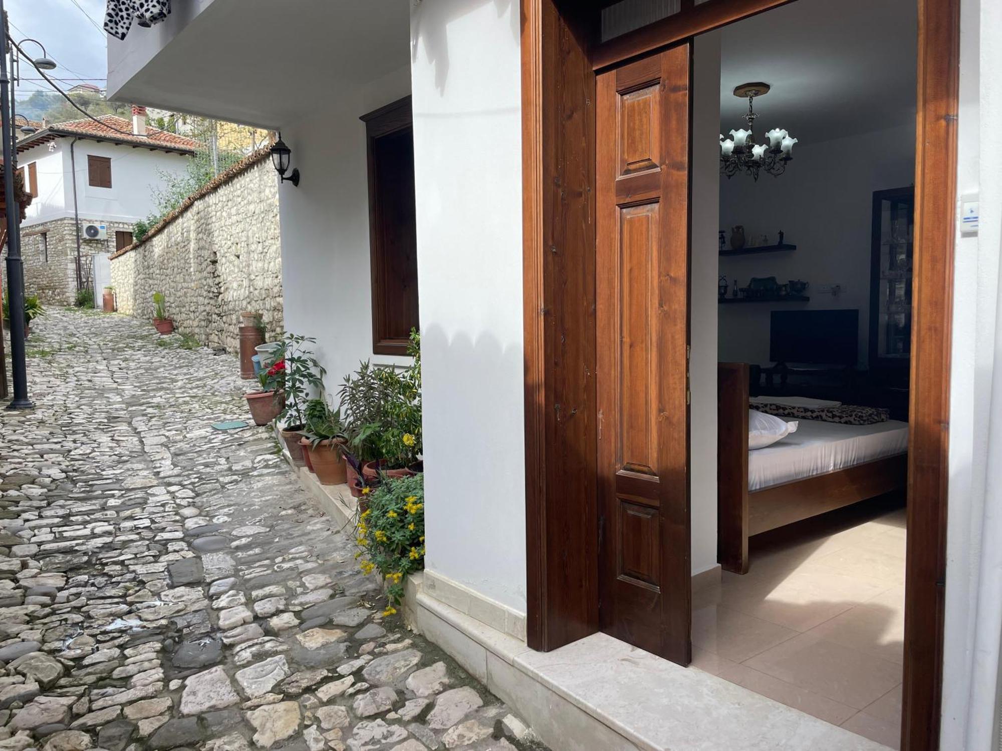 Apartment Altin In Old Town Berat Zewnętrze zdjęcie
